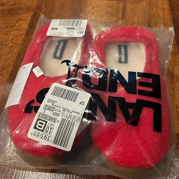 NWT Lands End Faux Fur red slippers size 7 - Picture 2 of 5